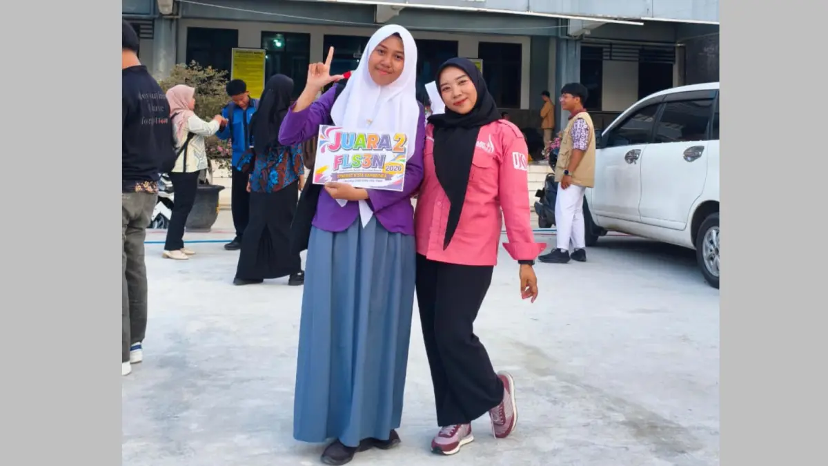 Adelia Raih Juara 2 Jurnalistik FLS3N Tingkat Kota Samarinda bersama pendamping saat lomba hadir langsung.
