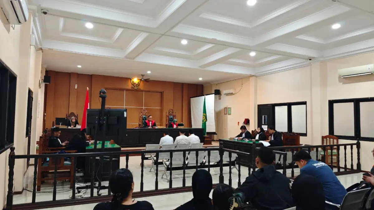 AGENDA PLEDOI: Majelis hakim mendengarkan pembelaan kuasa hukum terkait penerapan pasal bahan peledak dalam kasus molotov Samarinda. (BAYU/KP)