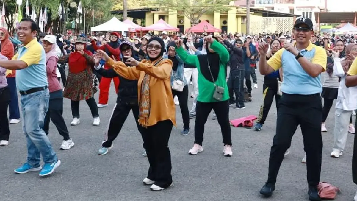 BERBAUR: Wali Kota Bontang, Neni Moerniaeni, menghadiri puncak peringatan Hari Buruh Internasional (May Day) tahun 2026 yang dipusatkan di halaman parkir DPMPTSP, Jalan Awang Long, Jumat (1/5/2026) pagi. FOTO: ADIEL KUNDHARA/KP