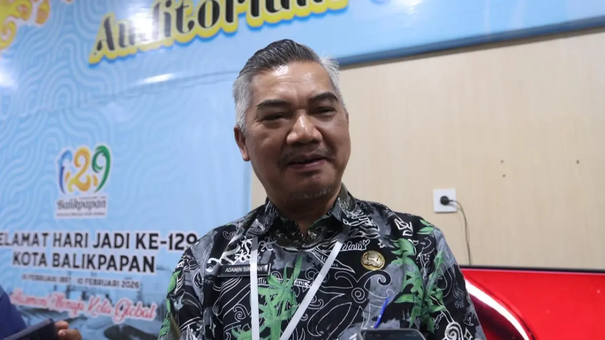 BERIKAN KETERANGAN: Kepala Disnaker Balikpapan, Adamin Siregar, memberikan keterangan terkait tuntutan buruh soal UU Ketenagakerjaan pada momen May Day 2026. (ANGGI PRADITHA/KP)