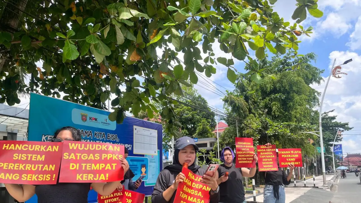 DAMAI: Sejumlah aktivis Perempuan Mahardhika Samarinda menyampaikan pernyataan sikap terkait tuntutan kerja layak, penghapusan diskriminasi, serta penghentian kekerasan terhadap perempuan di dunia kerja, bertepatan dengan momentum Hari Buruh. 