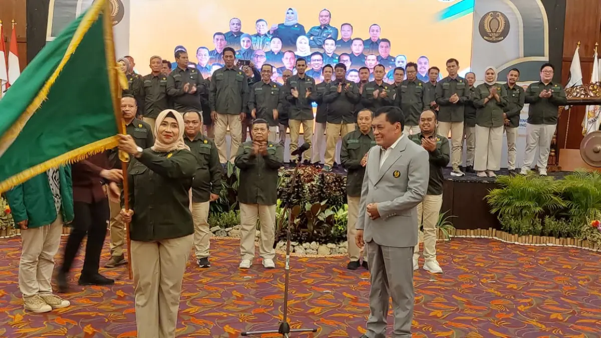 DIKUKUHKAN: Pengprov Pelti Kaltim resmi dikukuhkan oleh Ketua PP Pelti Nurdin Halid. (OKTAVIA MEGARIA/KP)