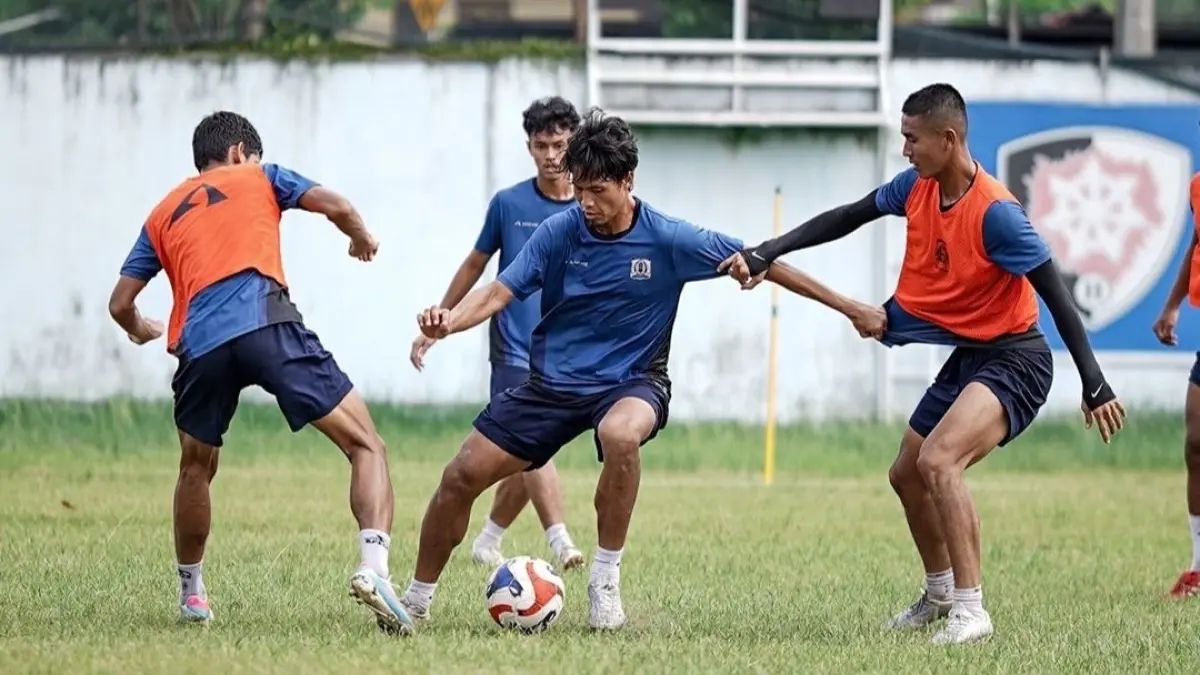 FOKUS: Persiba Balikpapan menjalani latihan seperti biasa.dan fokus jaga kondisi pemain. (MO PERSIBA/KP)