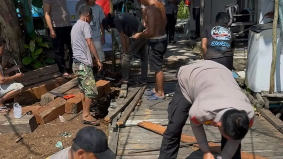 GOTONG ROYONG: Aksi sosial digelar Satuan Polisi Perairan dan Udara (Satpolairud) Polres Penajam Paser Utara bersama masyarakat pesisir. Mereka gotong royong memperbaiki jembatan nelayan.