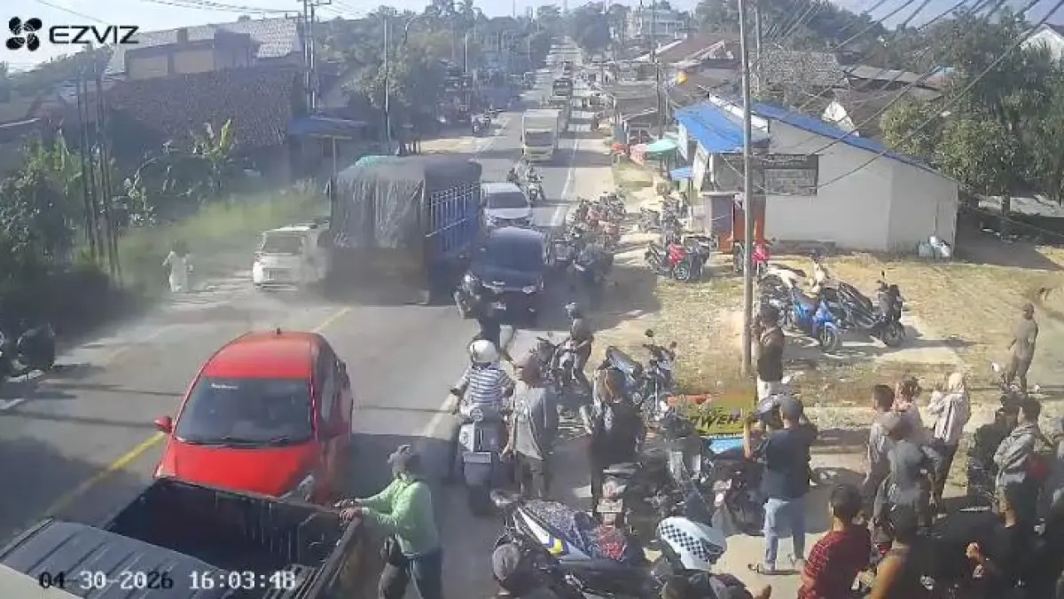 Kecelakaan menggerikan ini menyebabkan sejumlah kendaraan roda dua dan roda empat rusak, serta empat warga dilaporkan mengalami luka-luka. (FOTO/IST)