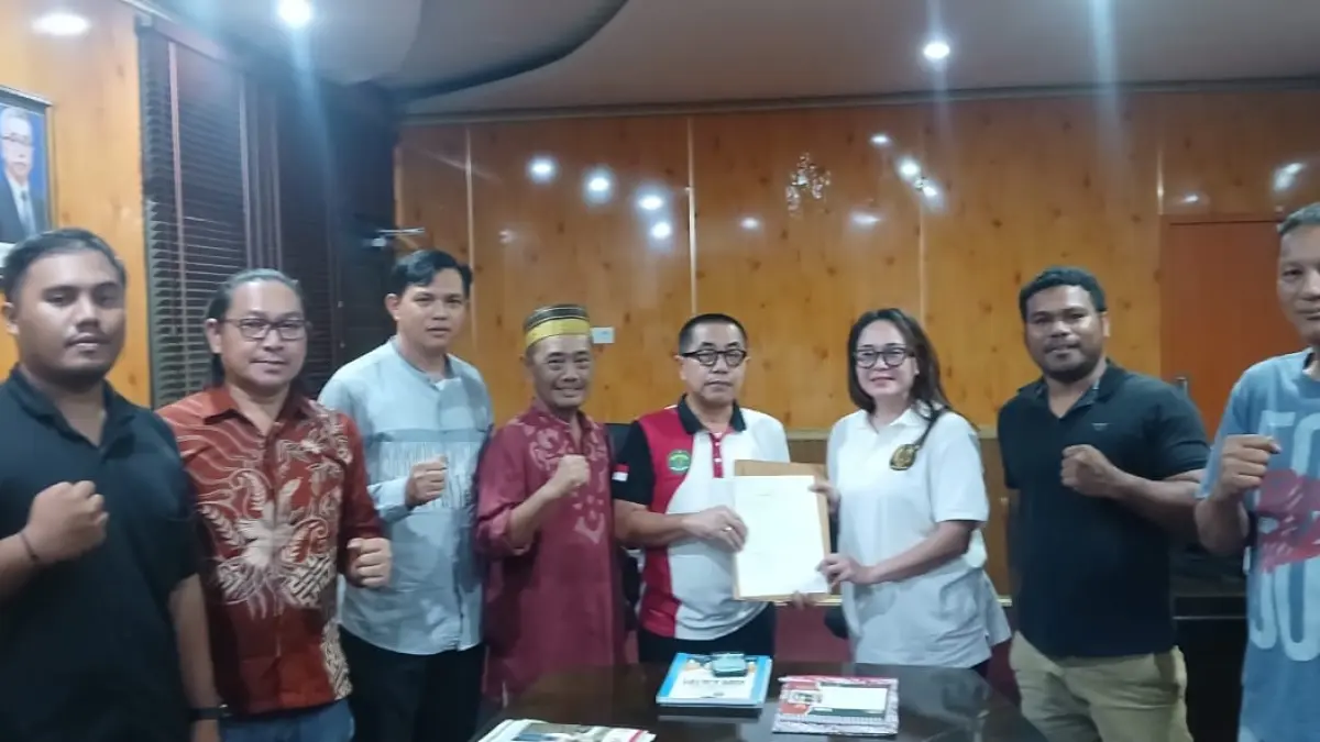 Ketua Umum KONI Kaltim Rusdiansyah Aras saat memberikan arahan kepada pengurus KONI Kutai Barat terkait langkah strategis pasca pengunduran diri ketua umum, dalam pertemuan di Samarinda. (HUMAS KONI KALTIM)