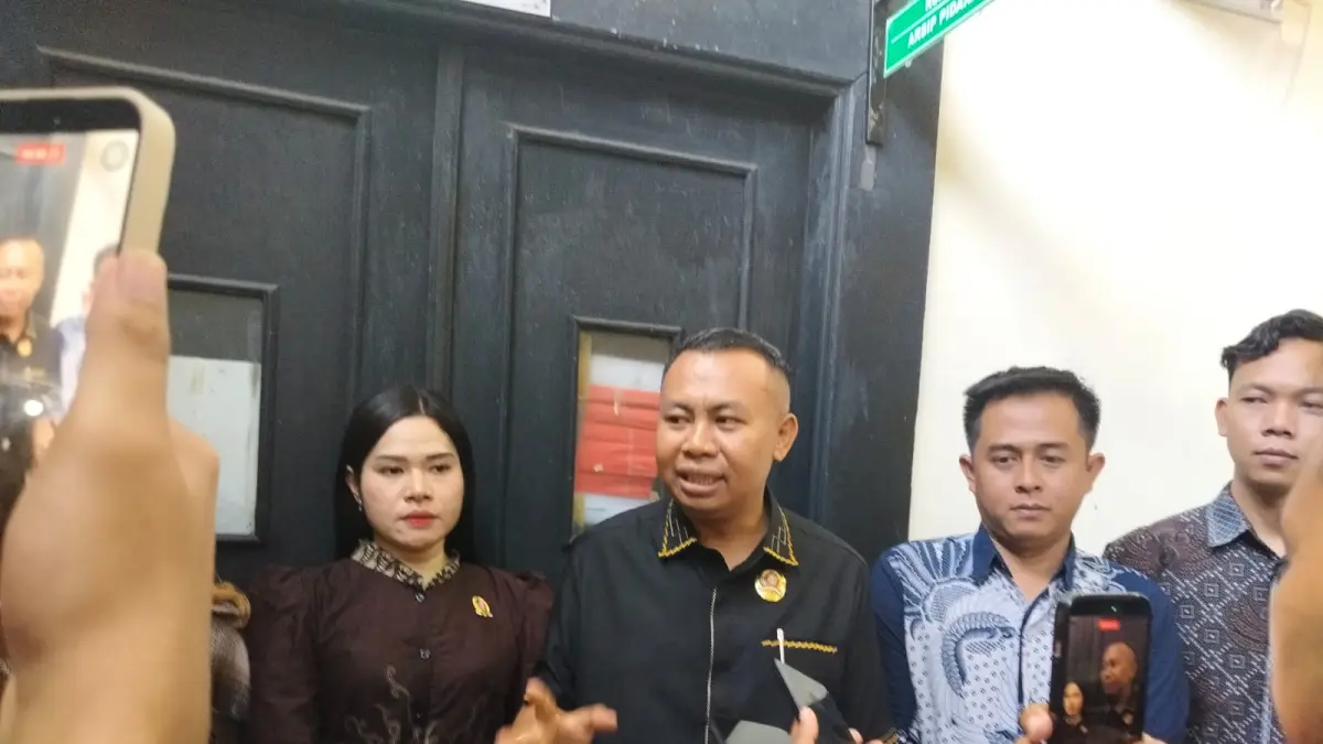 Kuasa hukum Paulinus Dugis saat memaparkan ketimpangan konstruksi perkara dalam sidang pledoi di PN Samarinda. (BAYU/KP)