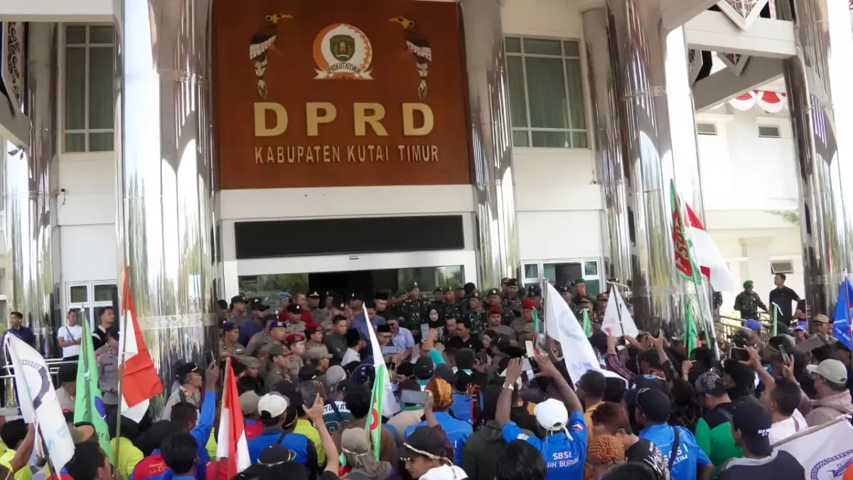 MASALAH KLASIK: Aksi unjuk rasa Aliansi Serikat Pekerja/Serikat Buruh Kutai Timur di halaman Kantor DPRD Kutim, Jumat (1/5).