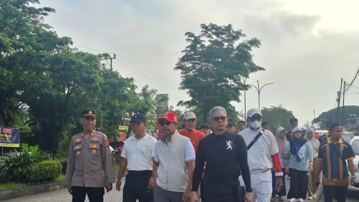 MENYATU: Wakil Bupati PPU, Abdul Waris Muin, bersama unsur pemerintah, pengusaha dan buruh menyatu jalan santai dalam memeringati Hari Buruh Internasional 2026.(ist/kp)