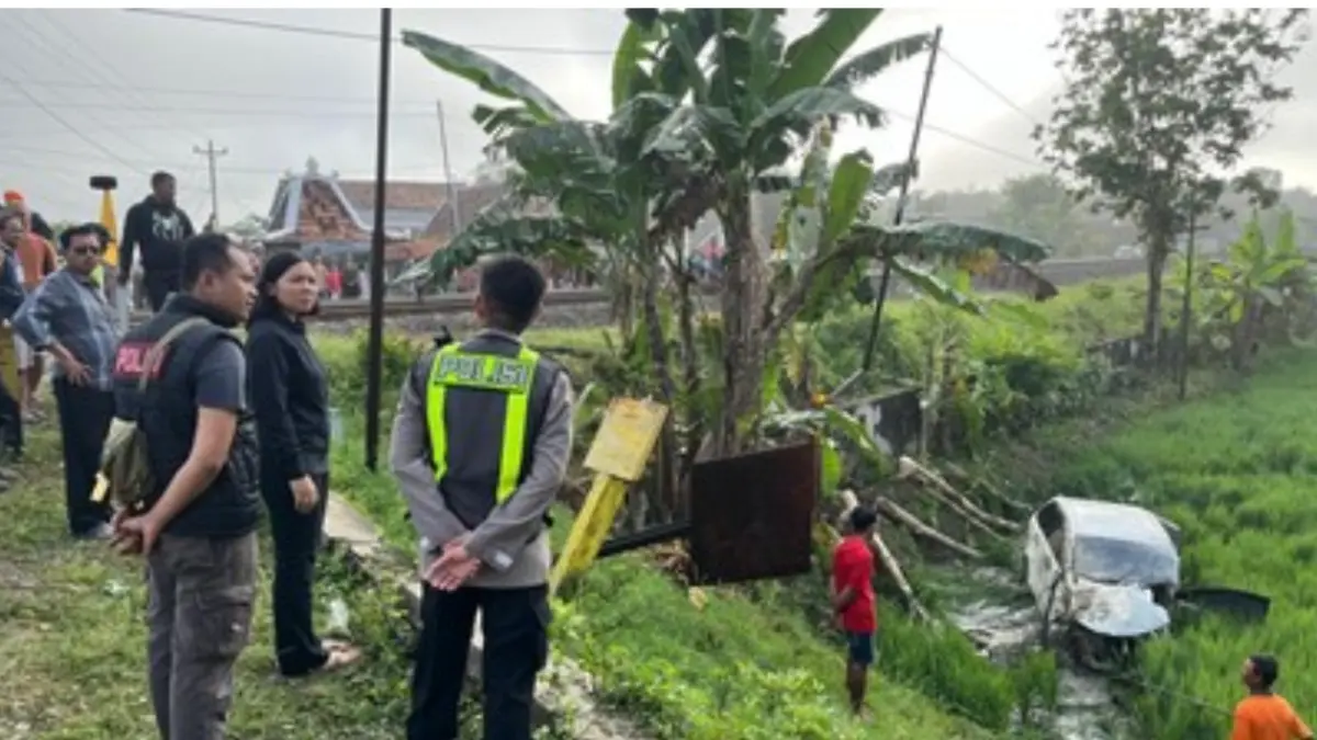 Mobil Toyota Avanza yang mengangkut rombongan pengantar jemaah haji terlempar ke area persawahan setelah tertabrak KA Argo Bromo Anggrek di wilayah Grobogan. (Dokumentasi Satlantas Polres)