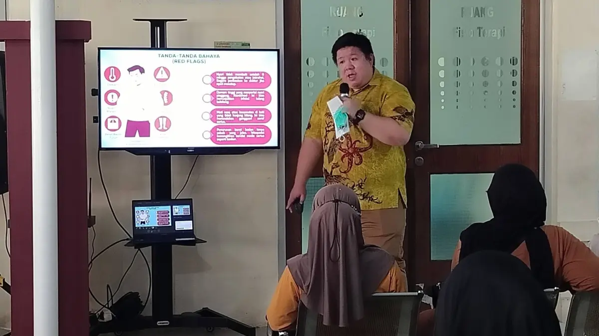 NYERI PINGGANG: Dokter Spesialis Saraf, RSUD RAPB PPU, dr. Ricky Gunawan, Sp.N mengingatkan bahaya nyeri pinggang kepada pengunjung rumah sakit.(ist/kp)