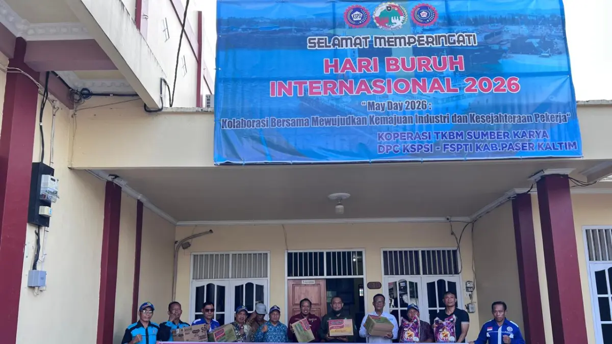 Pekerja dari KSPSI dan FSPTI Paser bersama Koperasi TKBM Sumber Karya Paser memperingati Hari Buruh Internasional 2026 dengan cara bakti sosial, Jumat (1/5/2026). (Najib/KP)