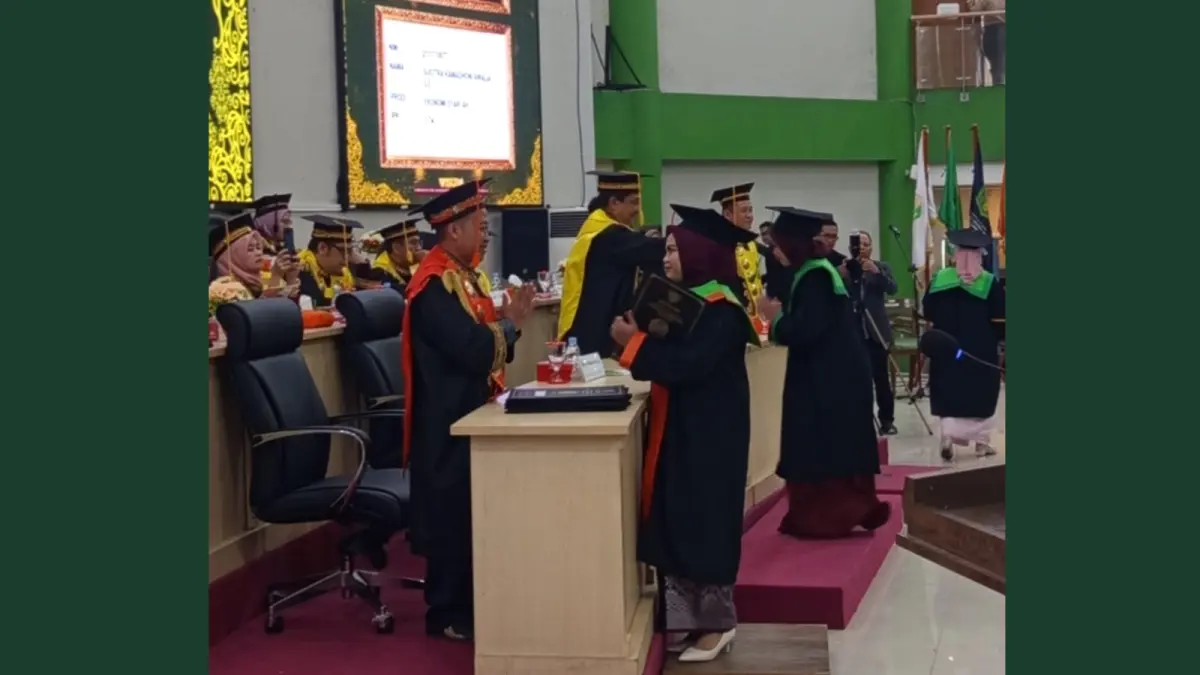 Pemindahan kuncir topi toga jadi simbol resmi kelulusan saat wisuda UINSI Samarinda 2026 yang dipimpin langsung oleh Rektor.