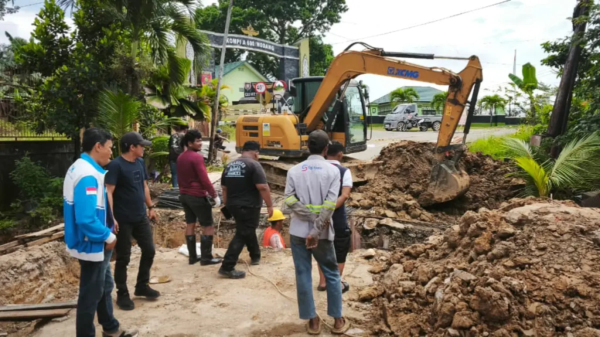 Pengerjaan jalan amblas di Kilometer 8 tepatnya di Jalan Kesatrian Graha Indah telah dimulai. Selama 30 hari kedepan warga dialihkan ke kilometer 10 sebagai jalan alternatifnya. (LUPUS/KP)

&nbsp;