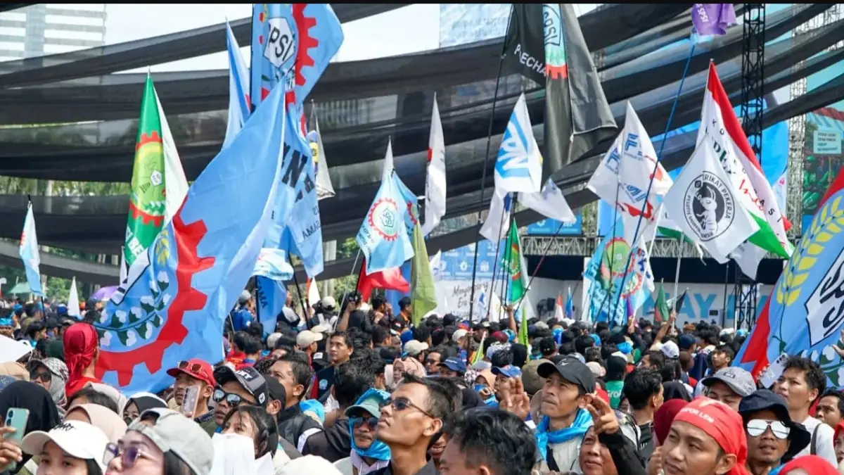 Ribuan buruh menggelar aksi Hari Buruh Internasional di depan DPR RI dengan membawa bendera organisasi, menyuarakan 10 tuntutan utama mulai dari upah layak, penghapusan outsourcing, hingga penghentian PHK massal. (Foto Jawa Pos Group)