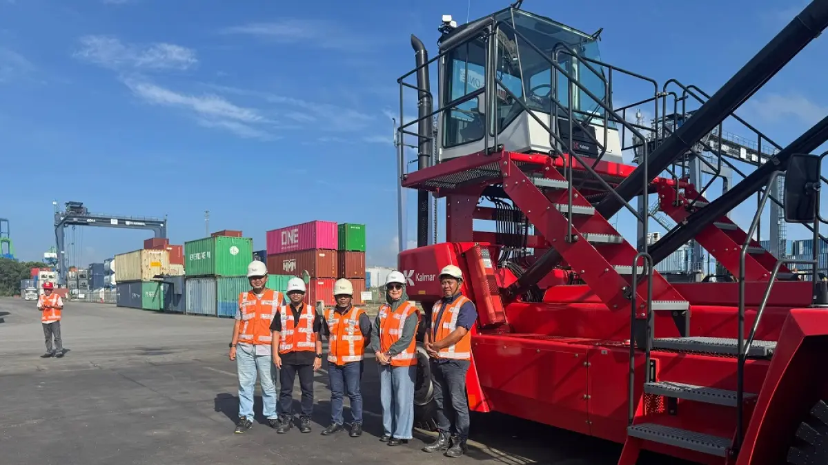 SARANA: PT Kaltim Kariangau Terminal menghadirkan alat Side Loader baru untuk tingkatkan efisiensi logistik dan percepat penanganan petikemas kosong di Balikpapan.