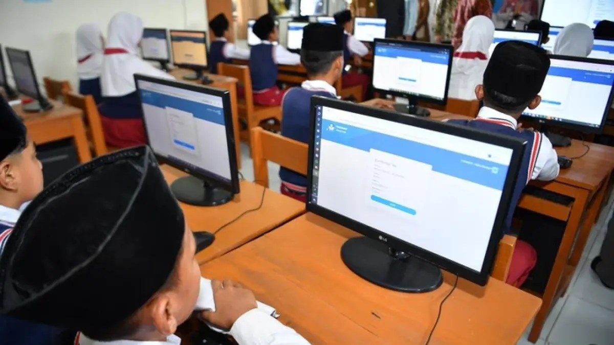 Siswa dan siswi SD mengikuti ujian TKA. (BKHM Kemendikdasmen)
