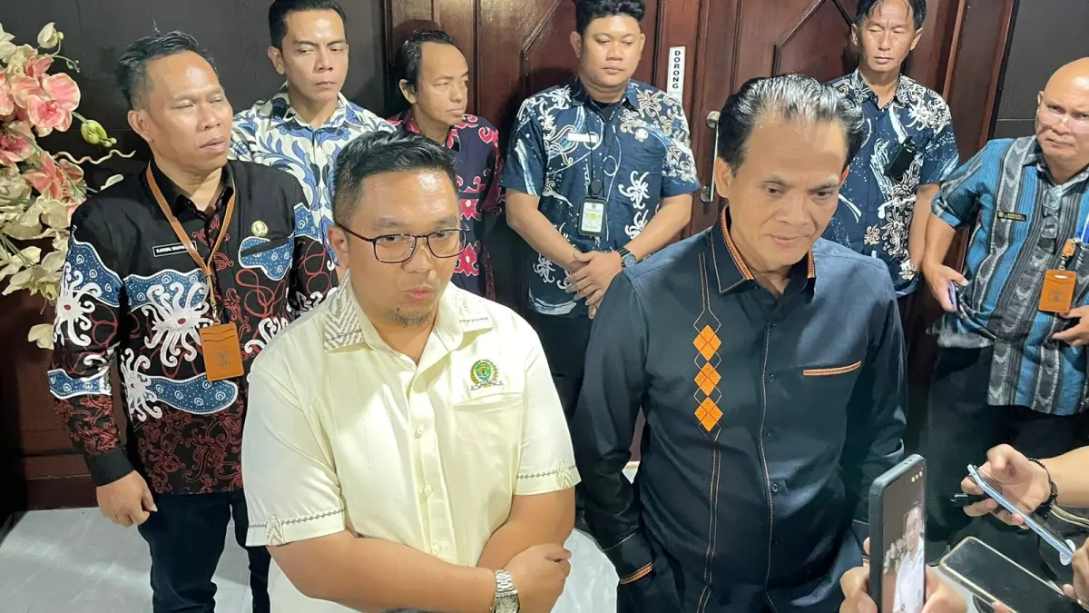 Subandi (kanan) dan Nurhadi Saputra (kiri), ditunjuk sebagai juru bicara resmi terkait dinamika Hak Angket dalam Rapim di Karang Paci, Kamis (30/4). Langkah ini diambil untuk memastikan informasi yang keluar dari dewan bersifat tunggal dan akurat. (BAYU/KP)