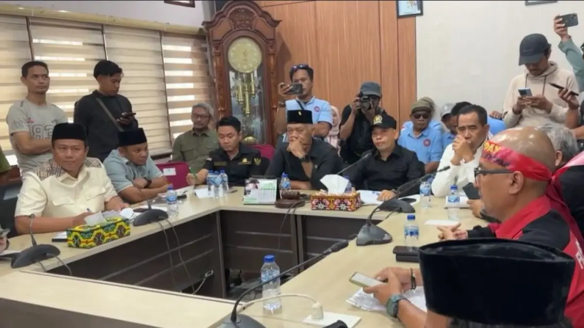 TAMPUNG TUNTUTAN BURUH: Ketua DPRD Balikpapan Alwi Al Qadri memimpin Rapat Dengar Pendapat (RDP) bersama perwakilan serikat buruh di ruang rapat gabungan DPRD Balikpapan, Jumat (1/5).