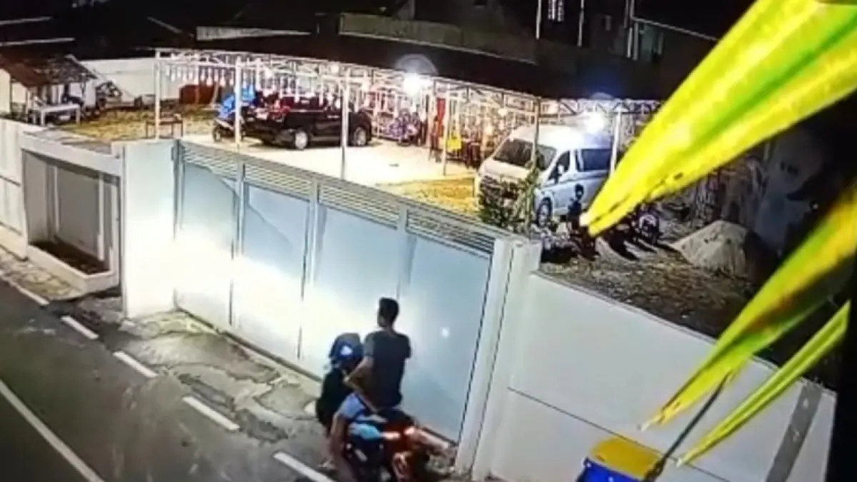 Tangkapan layar CCTV memperlihatkan seorang pria mengendarai sepeda motor berhenti di depan rumah Wali Kota Palopo pada Jumat dini hari. (Foto ist)