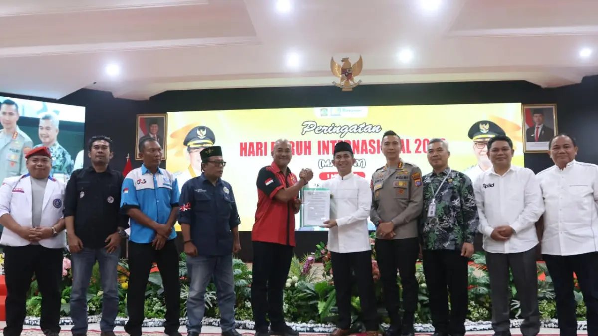 Wali Kota Balikpapan, Rahmad Mas’ud menerima petisi dari perwakilan serikat buruh dalam peringatan Hari Buruh Internasional 2026 di Aula Balai Kota Balikpapan, Jumat (1/5). (ANGGI PRADITHA/KP)

&nbsp;

&nbsp;