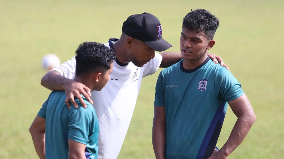 BERSYUKUR: Leonard Tupamahu akui bersyukur dipercaya menukangi Persiba Balikpapan. (ANGGI PRADITHA/KP) 