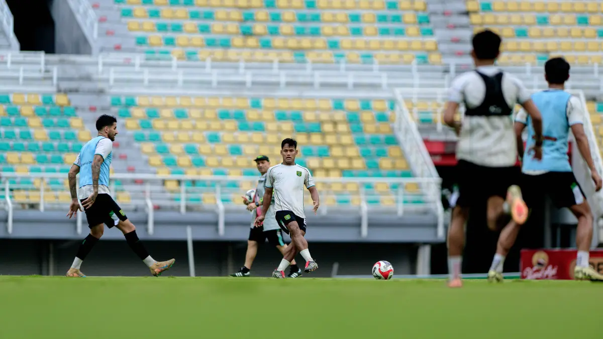 Gelandang Persebaya Surabaya, Toni Firmansyah, menunjukkan fokus tinggi dalam sesi latihan. (Persebaya)