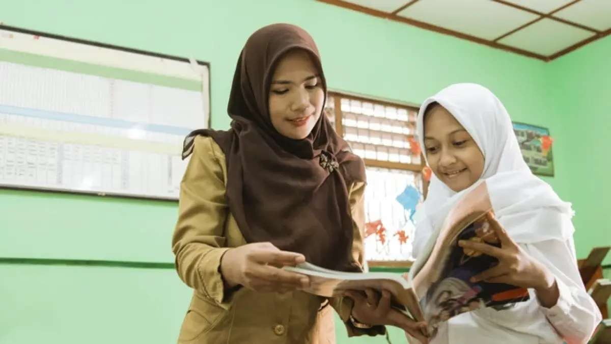 Ilustrasi guru dan murid di sekolah.