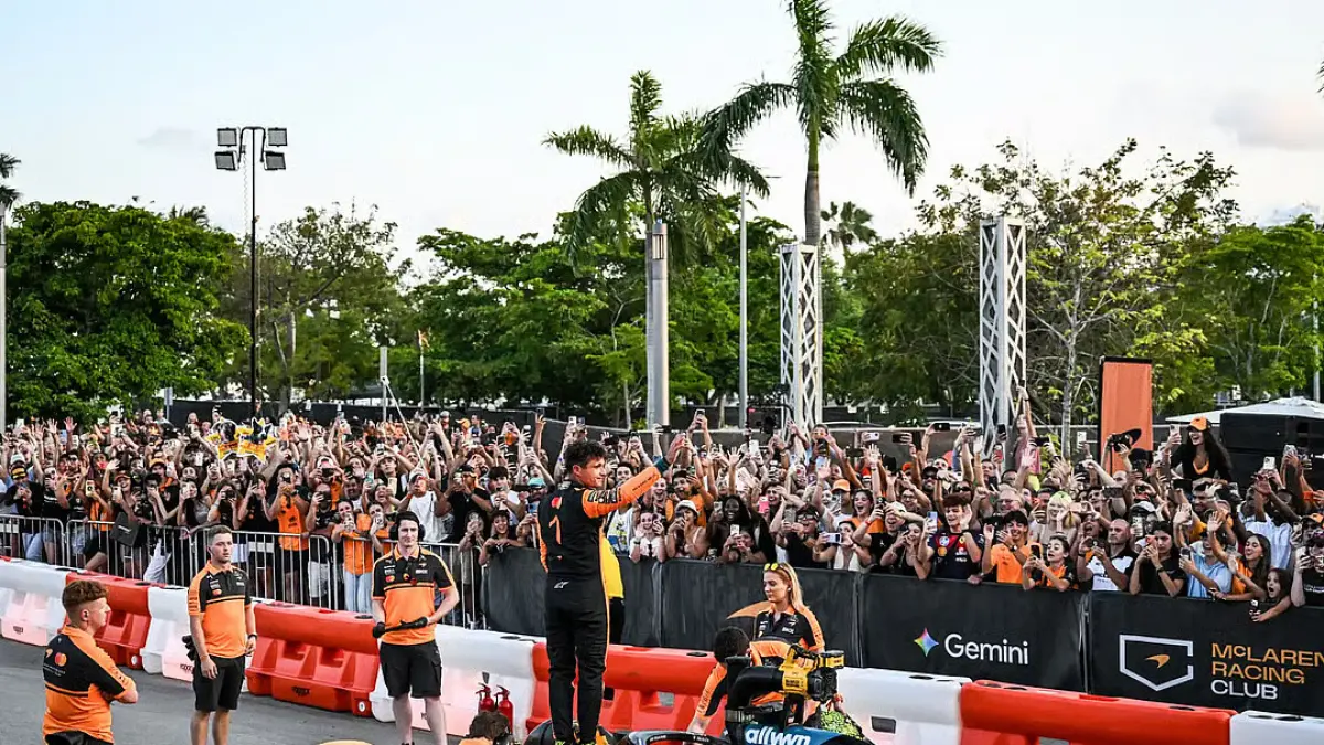 Pebalap McLaren, Lando Norris berpartisipasi pada ajang “McLaren Racing Live” di Miami (30/4). (AFP)