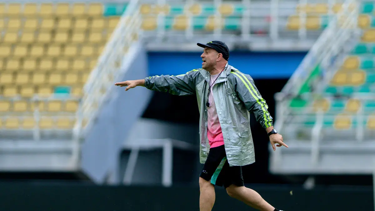 Pelatih Persebaya, Bernardo Tavares, saat memberikan instruksi dalam sesi latihan jelang laga pekan ke-31 Super League 2025/26 (Persebaya)