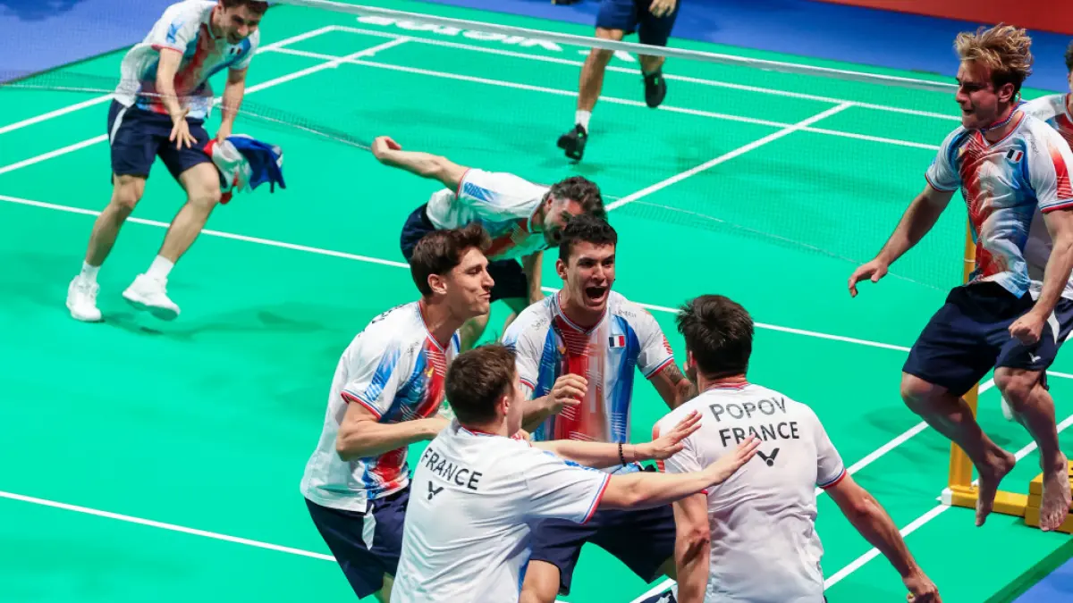 Pemain tim Prancis berselebrasi usai memastikan lolos ke semifinal Thomas Cup 2026. (BWF)