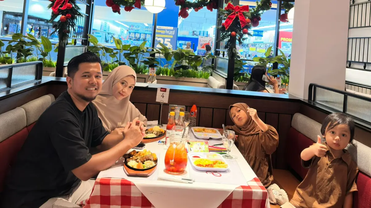 PRIORITAS UTAMA: Di berbagai kesempatan ataupun saat libur, keluarga menjadi prioritas utamanya. Sembari menjalankan usaha sampingannya yakni Sewa HT Balikpapan dan Voice Over Talent.