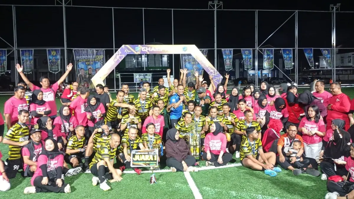 ANGKAT PIALA: Tim minisoccer Sekretariat DPRD Bontang berhasil menjadi jawara dalam ajang Dispopar Cup I setelah mengandaskan tim DKUMPP di laga final. ADIEL KUNDHARA/KP