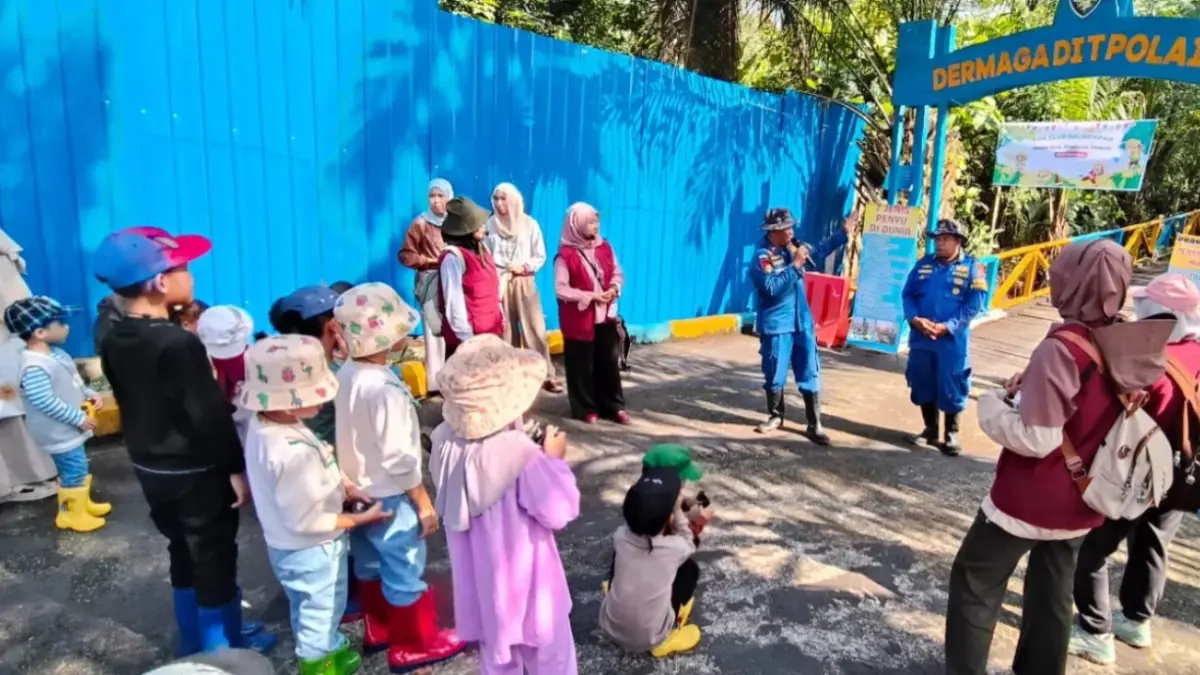 EDUKASI: Peduli dan edukasi lingkungan ditanamkan sejak dini saat kunjungan murid Kids Club Balikpapan ke markas Ditpolairud Polda Kaltim.