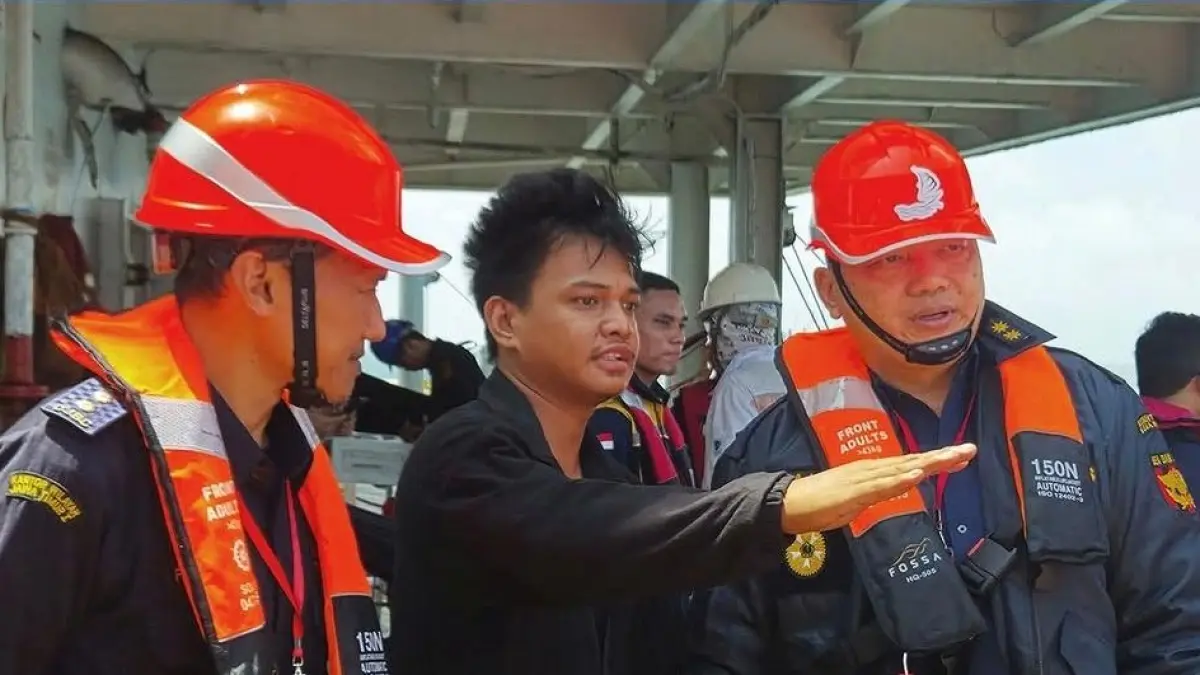 Imik Eko Putro (kanan) saat mengunjungi PT PTB yang merupakan Kawasan Pabean Terapung Muara Berau.
