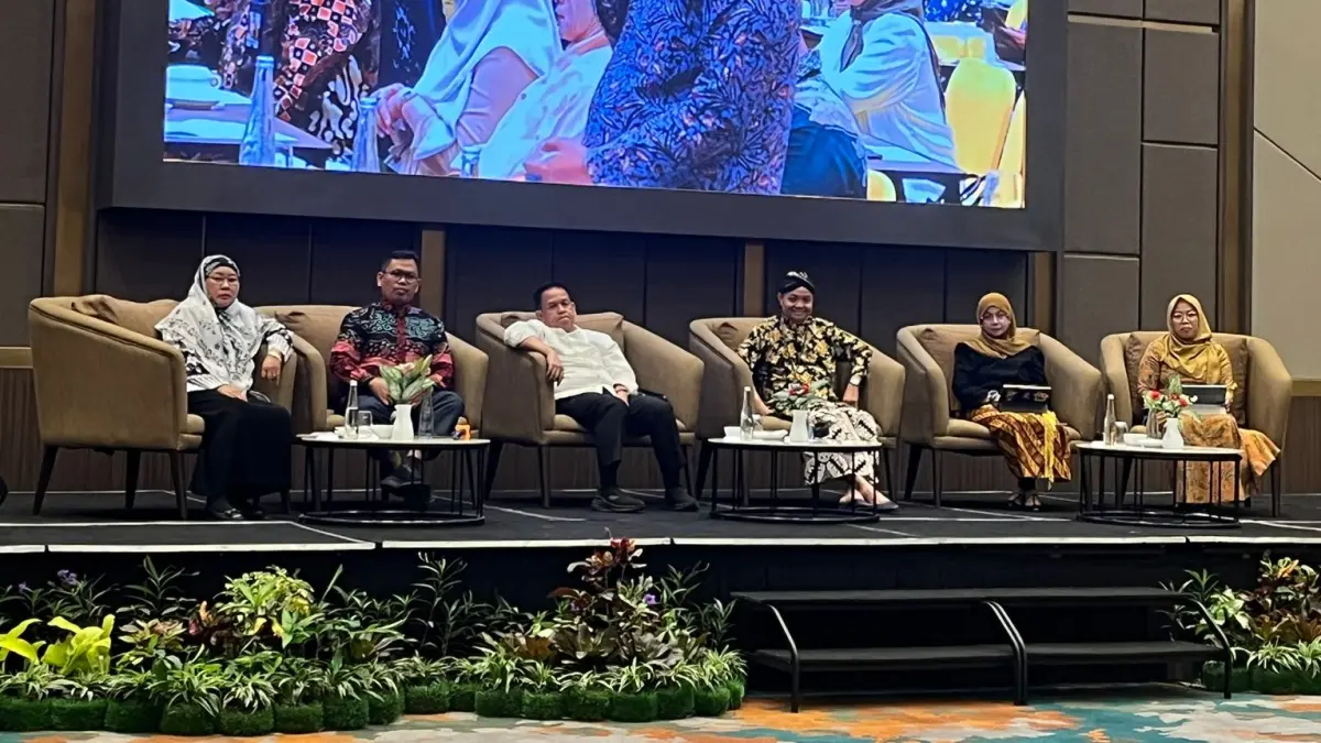 Plt Kepala Disdikbud Kaltim, Armin (ketiga dari kiri) dalam Sarasehan Pendidikan bertema Penguatan Tata Kelola dan Kolaborasi Pemangku Kepentingan Pendidikan untuk Mewujudkan Sistem Pendidikan Nasional yang Berkualitas, Inklusif, dan Berkeadilan di Hotel Fugo Samarinda, Sabtu (2/5).