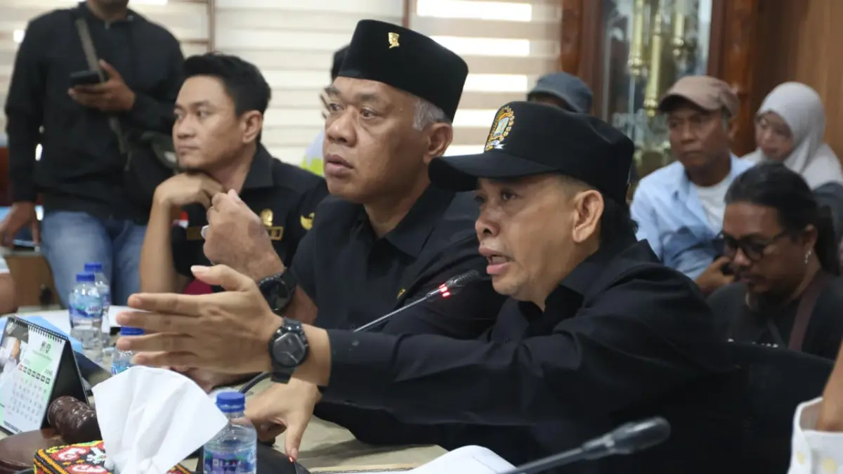 Ketua DPRD Balikpapan, Alwi Al Qadri memimpin audiensi bersama perwakilan serikat buruh dalam rangka memperingati Hari Buruh Internasional 2026 di Ruang Rapat Gabungan DPRD Balikpapan, Jumat (1/5). (ANGGI PRADITHA/KP)