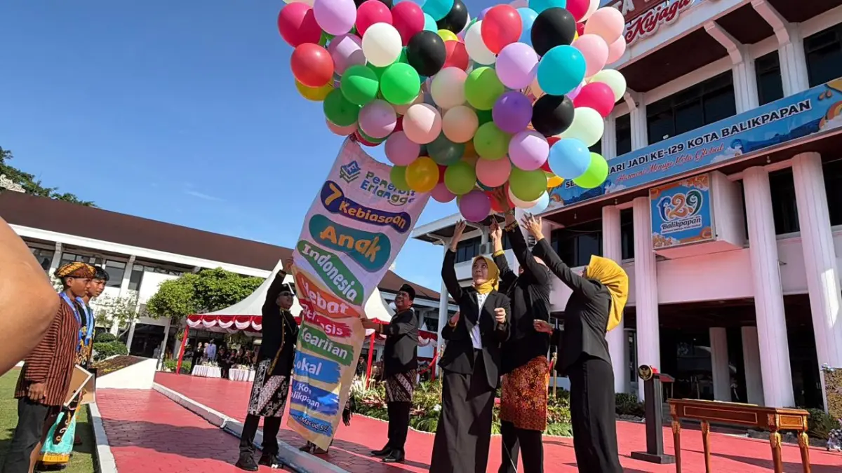 MULTI AGENDA: Sejumlah program diluncurkan, seperti komitmen mendukung pelaksanaan SPMB bebas KKN, peluncuran buku 7 Kebiasaan Anak Indonesia Hebat, hingga penyerahan penghargaan kepada tenaga PTK serta siswa berprestasi.&nbsp;