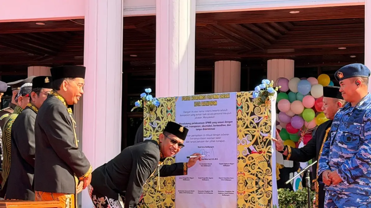 MULTI AGENDA: Sejumlah program diluncurkan, seperti komitmen mendukung pelaksanaan SPMB bebas KKN, peluncuran buku 7 Kebiasaan Anak Indonesia Hebat, hingga penyerahan penghargaan kepada tenaga PTK serta siswa berprestasi.&nbsp;