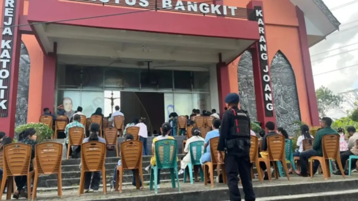 PATROLI: Personel Brimob Polda Kaltim selain patroli turut memantau keamanan Ibadan minggu di gereja kawasan Balikpapan Utara.