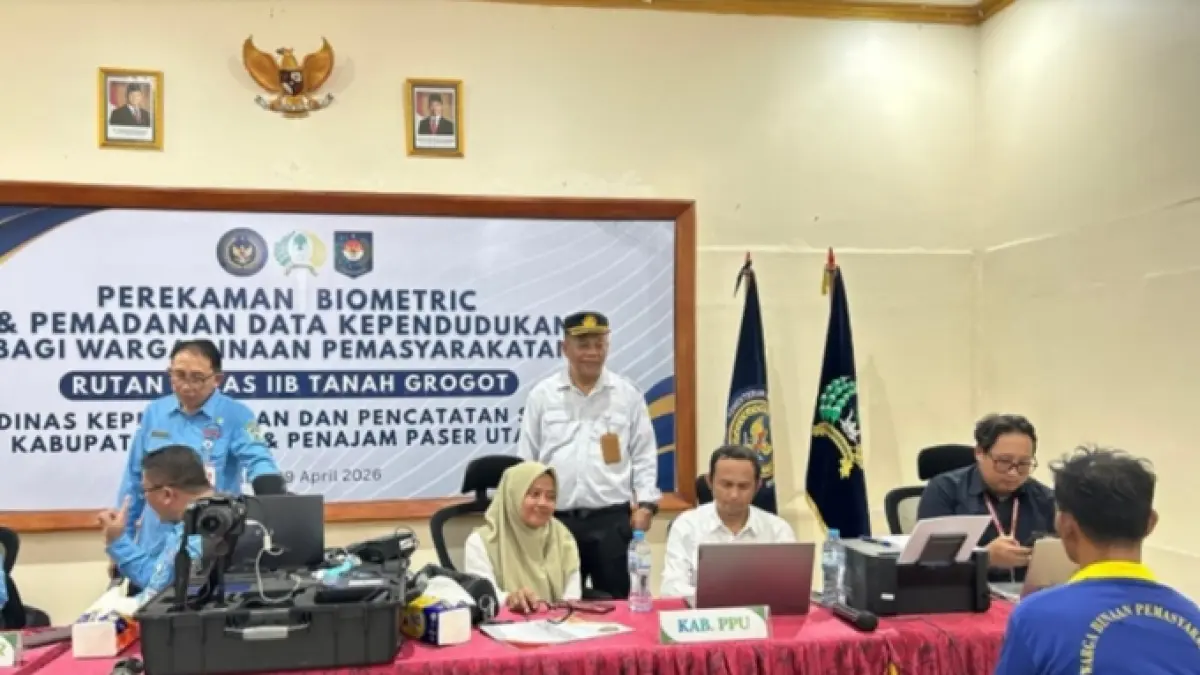 Warga binaan Rutan Kelas IIB Tanah Grogot melakukan perekaman biometrik serta pemadanan data kependudukan kolaborasi Disdukcapil PPU - Paser.