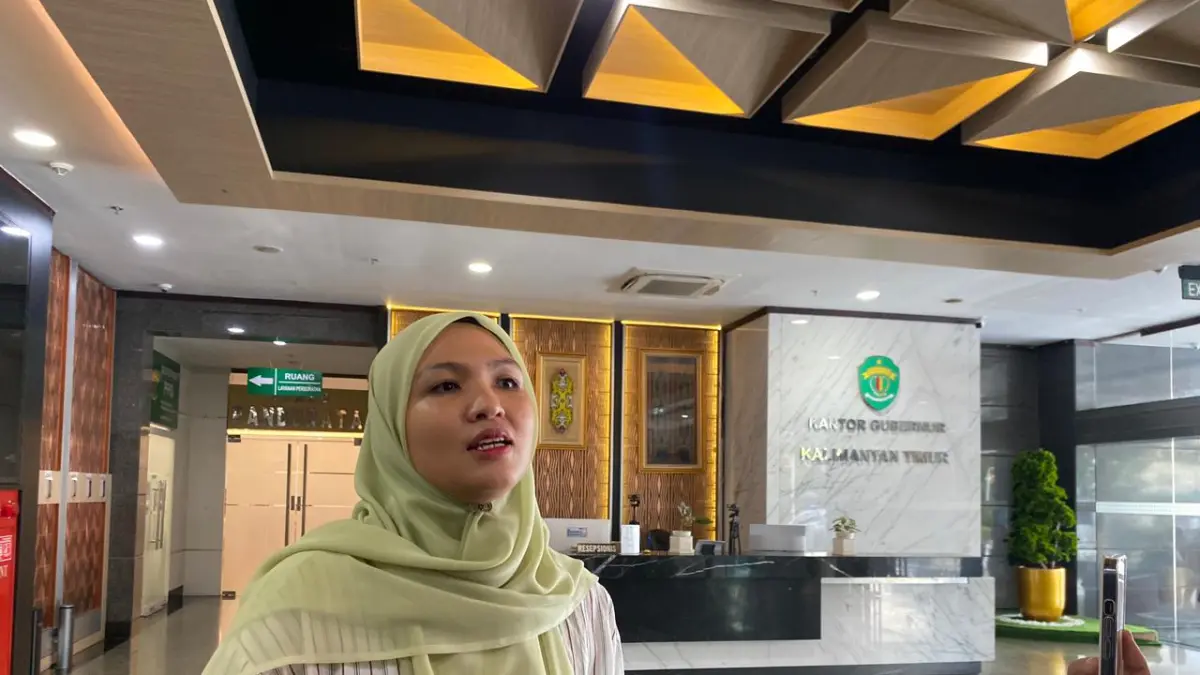KLARIFIKASI ANGGARAN: Plt Kepala Biro Umum Setdaprov Kaltim, Astri Intan Nirwany, saat memberikan keterangan terkait anggaran pencucian di lingkungan kegubernuran. Ia menegaskan angka Rp 450 juta diperuntukkan bagi operasional enam gedung, termasuk guest house tamu VIP. (FOTO: EKO PRALISTIO/KP)