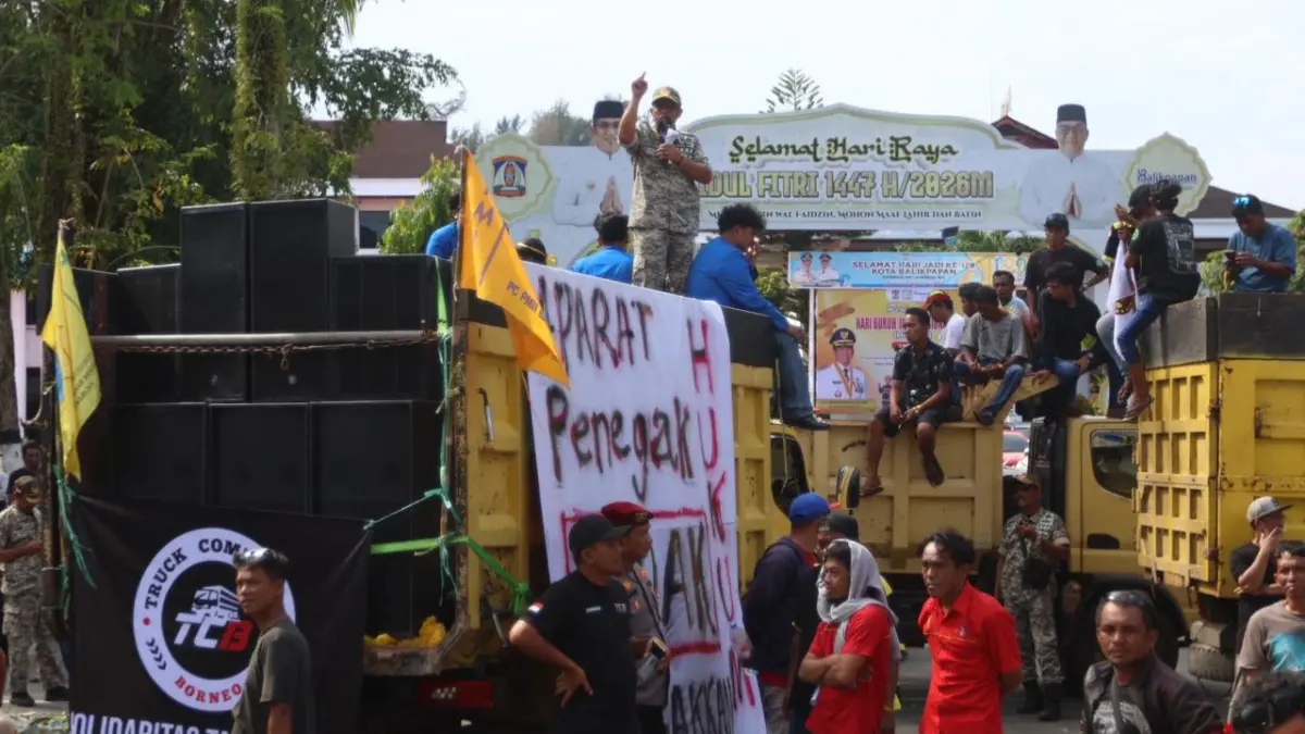 AKSI DAMAI: Massa aksi dari PMII dan sopir truk saat menggelar unjuk rasa menuntut solusi kelangkaan solar di depan kantor DPRD Balikpapan, Senin (4/5).