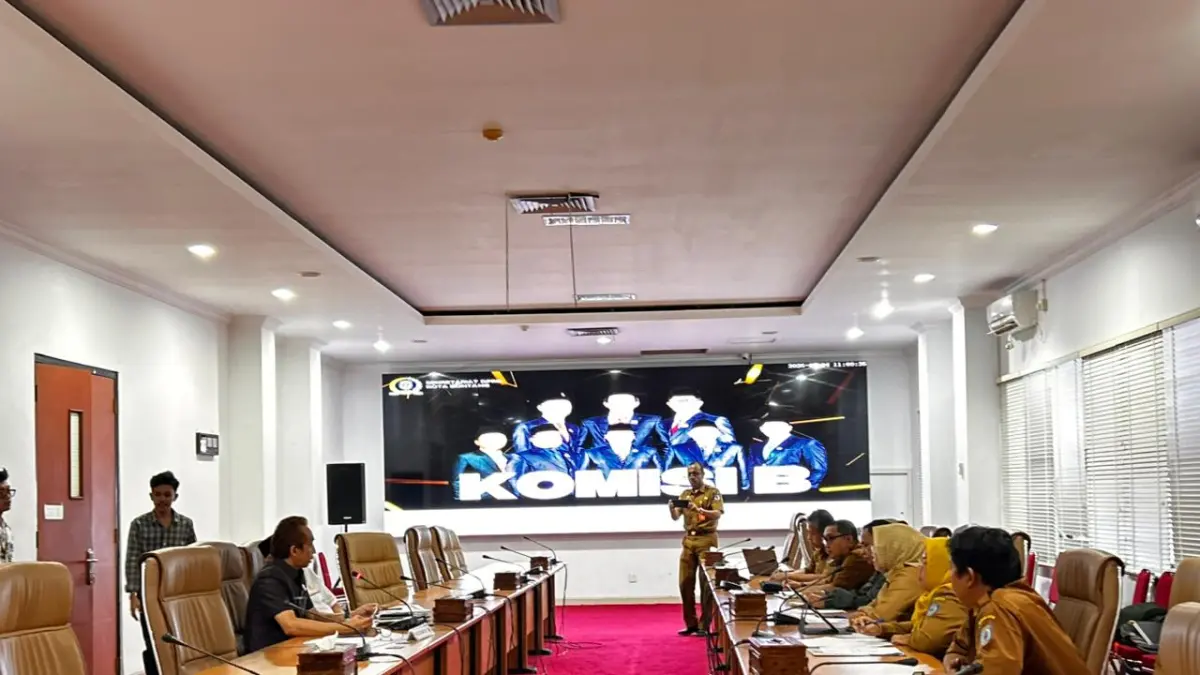 &nbsp;

&nbsp;

BAHAS BERSAMA: Komisi B DPRD Bontang meminta data terkait retribusi yang ada di DPM-PTSP. FOTO: ADIEL KUNDHARA/KP