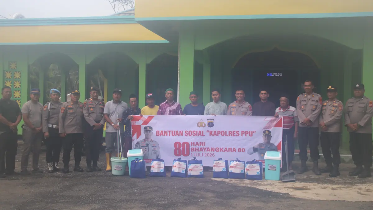 BANTUAN SOSIAL: Tidak hanya gereja, bantuan sosial Kapolres PPU AKBP Andreas Alek Danantara juga diberikan kepada pengurus masjid di wilayah IKN. (humas polres ppu/kp)