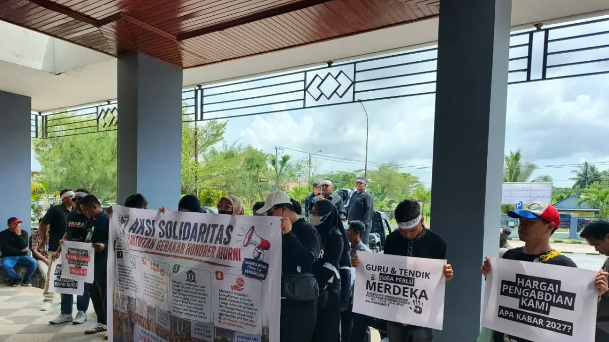 DAMAI: Puluhan guru dan tenaga kependidikan honorer menggelar aksi unjuk rasa di depan Kantor BKPSDM Kutm, Senin (4/5), menuntut kejelasan status serta prioritas dalam seleksi P3K 2026. (JUFRIADI/KP)