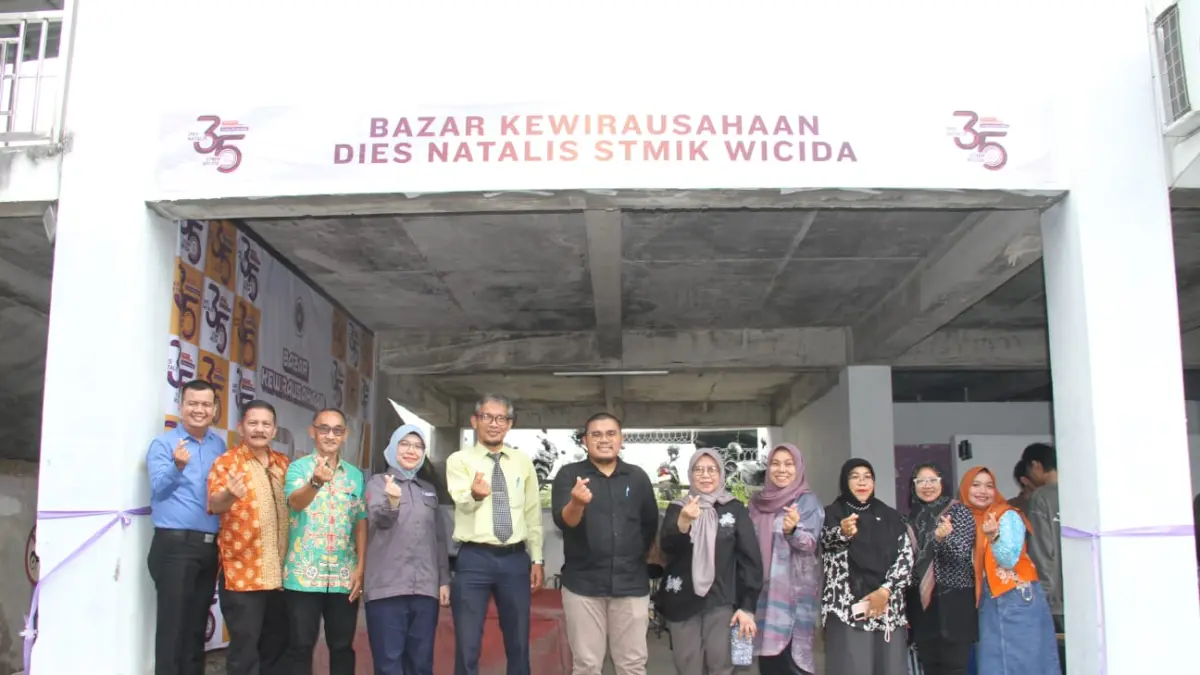Di akhir pembukaan, para pimpinan pejabat STMIK WICIDA dan jajaran lainnya mengabadikan momen kebersamaan dan kegiatan berjalan aman dan sukses.