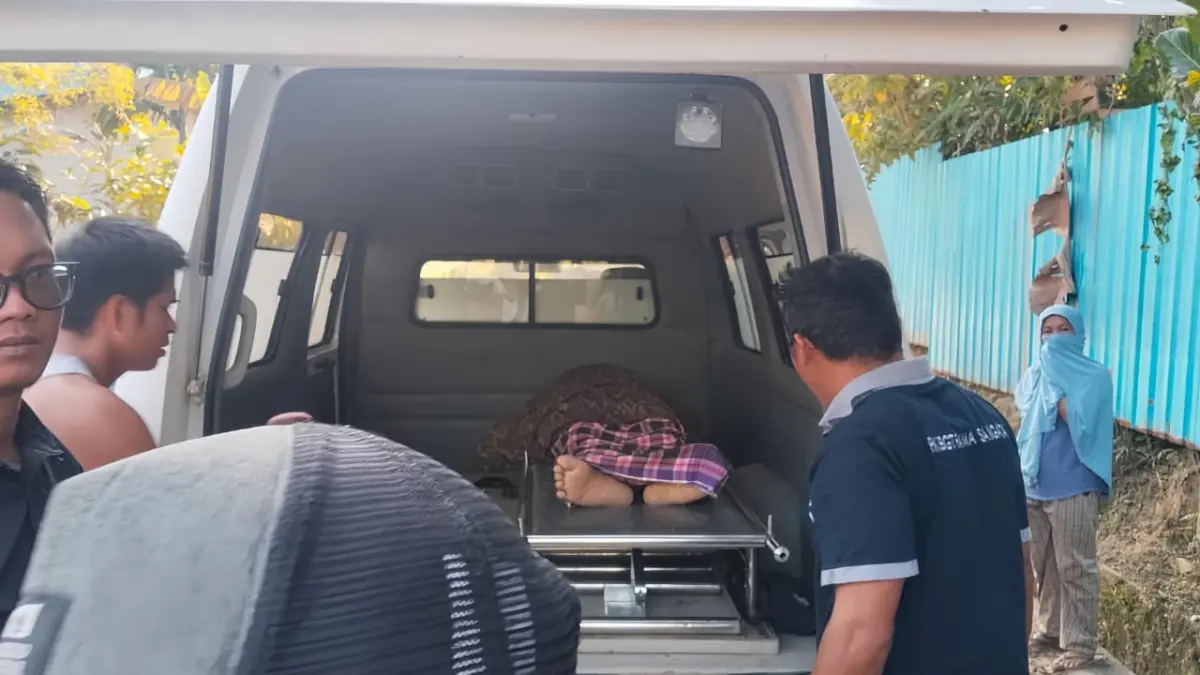 Evakuasi korban yang ditemukan meninggal dunia dalam parit di Desa Singa Gembara, Sangatta Utara, Kutai Timur, Minggu (3/5). Diduga kecelakaan tunggal.