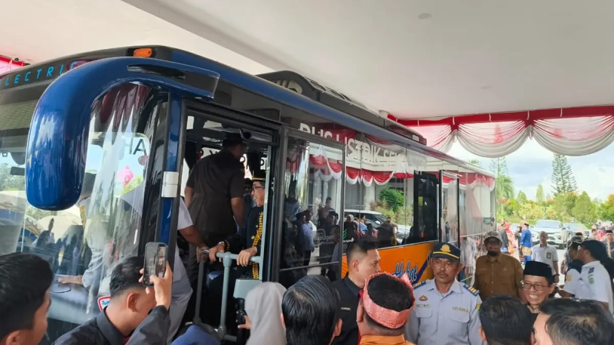FASILITAS: Peluncuran bus listrik sekolah di Kutim dilakukan usai upacara Hari Pendidikan Nasional di halaman Kantor Bupati Kutim, Senin (4/5). IST/KP