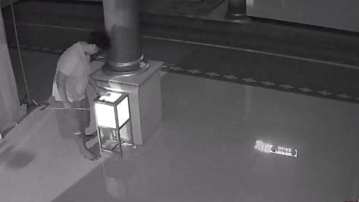 GELAGAT ANEH: Seorang pemuda terekam CCTv diduga sedang mengambil uang di kotak amal Musala An-Naim, Bontang Baru. (IST)

&nbsp;